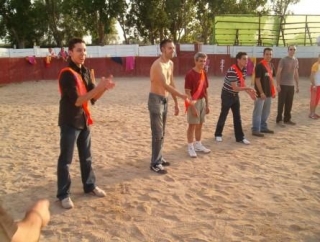 chicos esperando a la vaquilla dentro de la capea